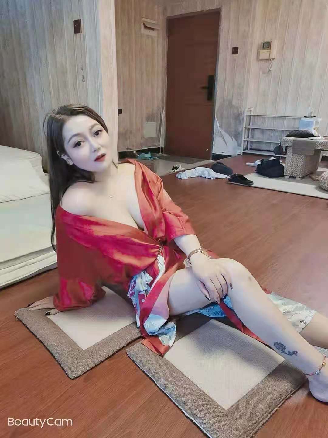 泻火长腿小辣妹，媚劲十足床湿一片，夹起来好舒服啊