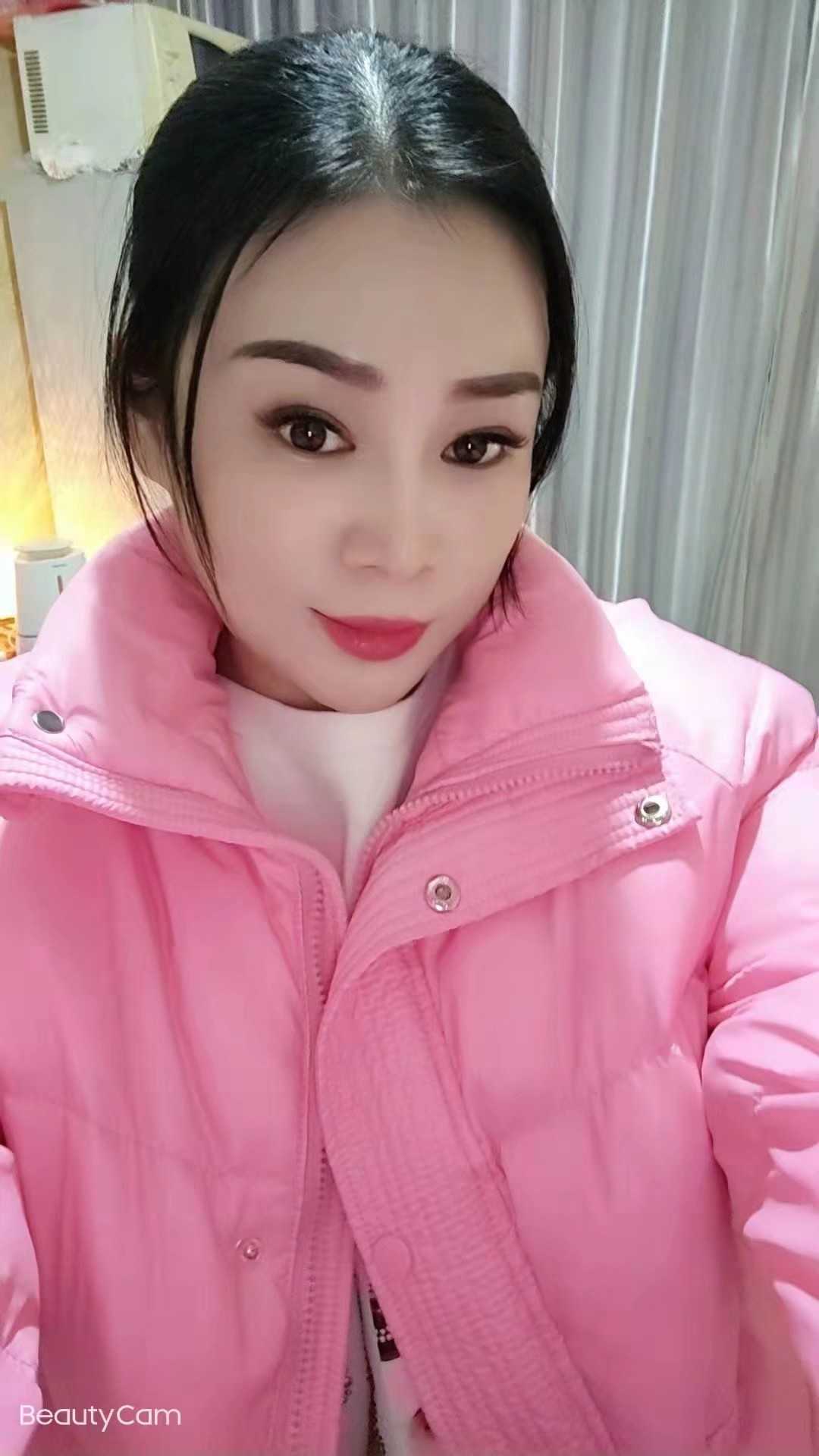 潘家园妖艳的红玫瑰